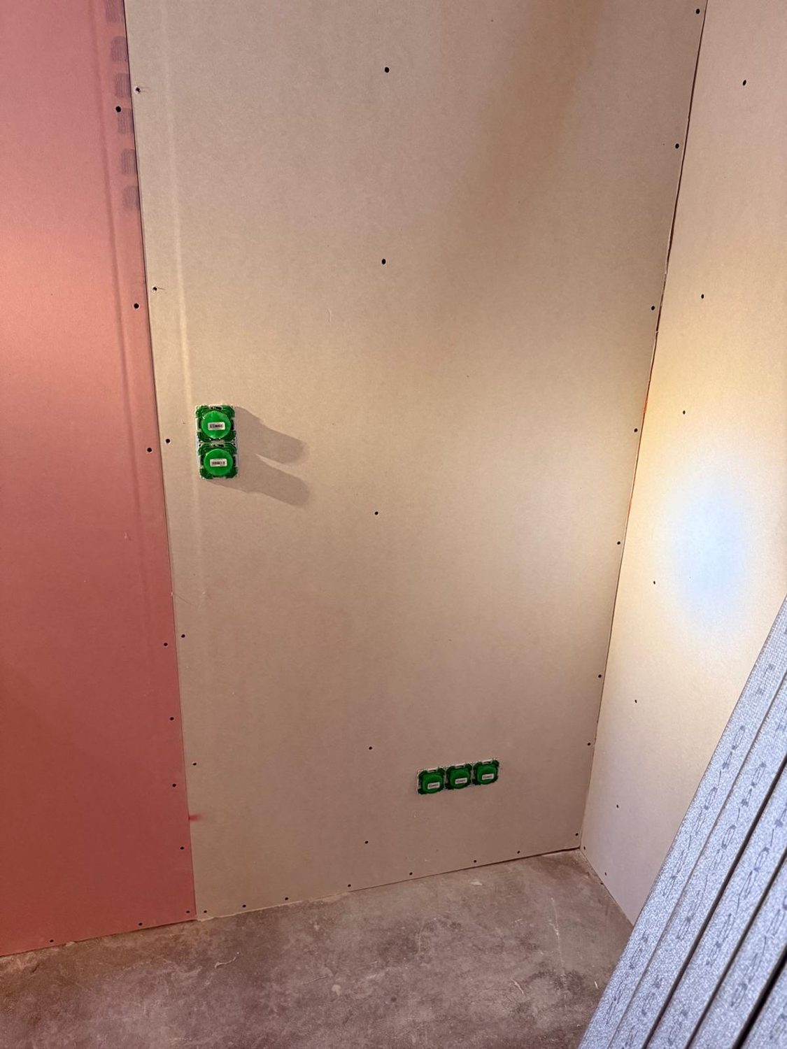Pose de boîtes d'encastrement et d'appareillage sur cloison, chantier LB-Électricité en Côtes-d'Armor